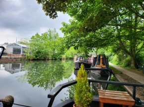 Lovely Canal Boat in Little Venice by Paddington for Family & Friends